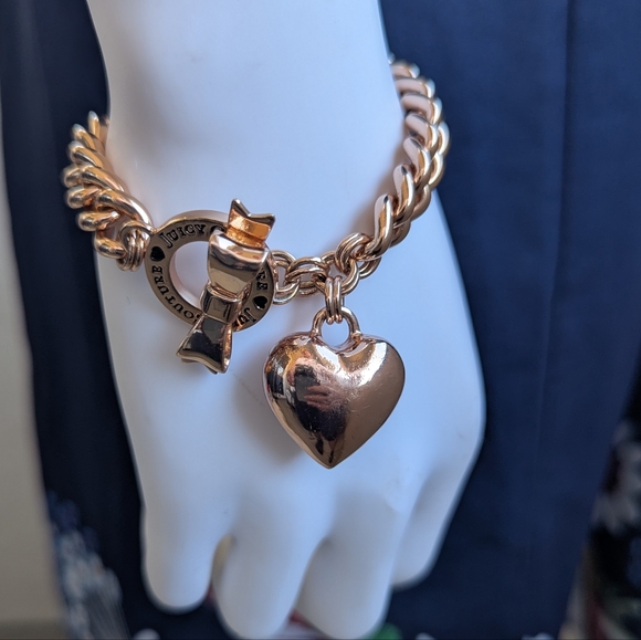 Juicy Couture Gold Bracelet with Heart Charm - Picture 2 of 8